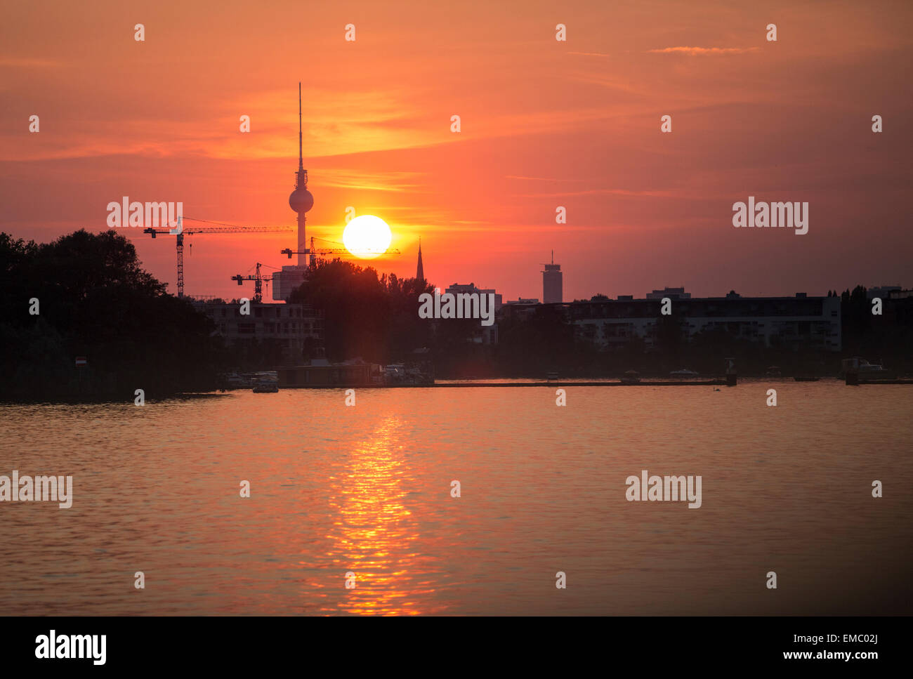 Allemagne, Berlin, en vue de la rivière Spree au coucher du soleil avec tour de télévision dans l'arrière-plan Banque D'Images