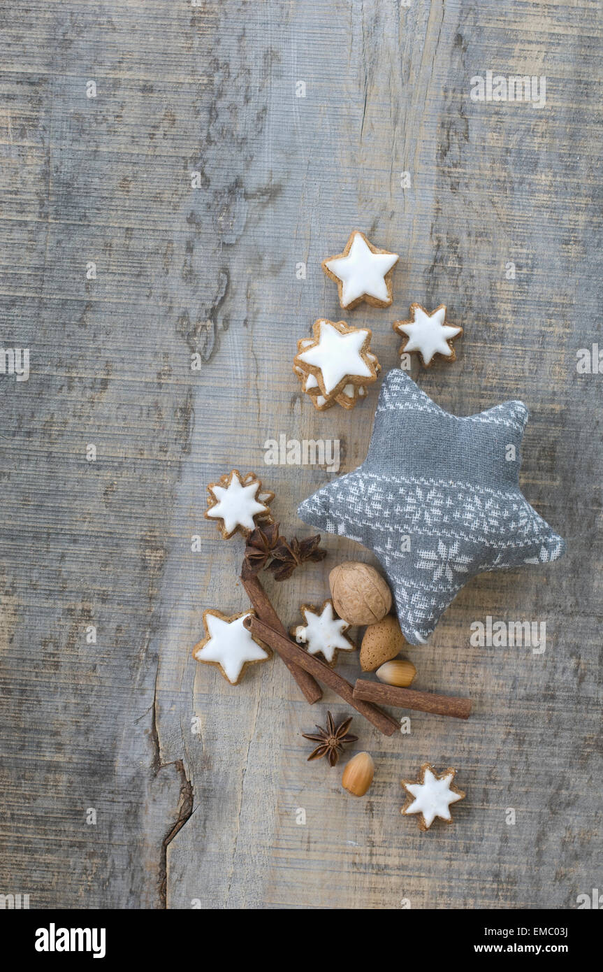 Étoiles à la cannelle, d'épices, de noix et de décoration de Noël Banque D'Images