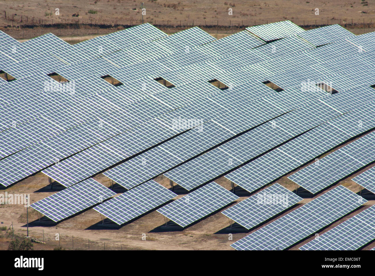 Vue aérienne d'une grande installation de panneaux photovoltaïques, portes Alconchel, Espagne Banque D'Images