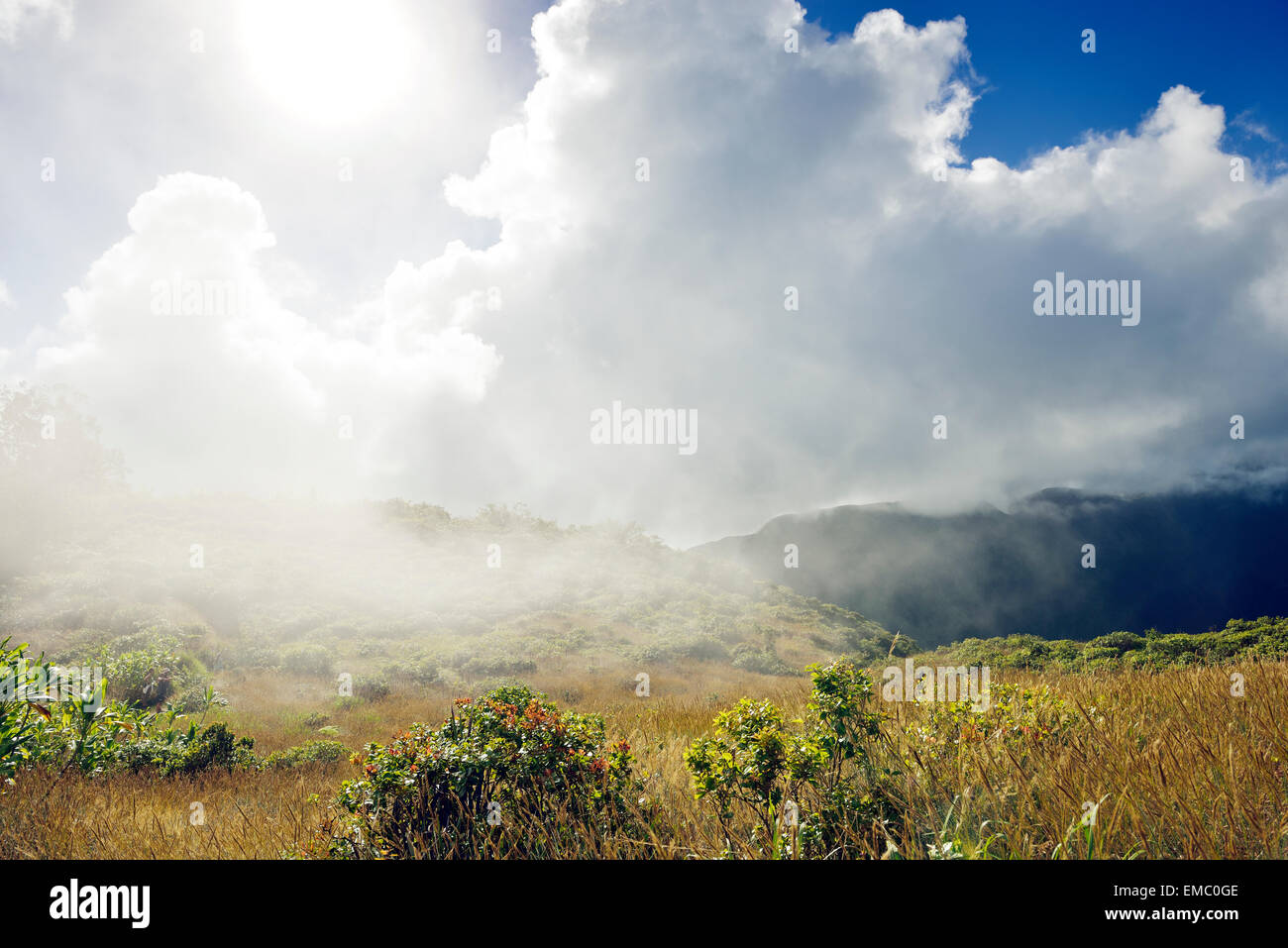 USA, Hawaii, Maui, montagnes de West Maui avec les nuages vus de Waihee Ridge Trail Banque D'Images