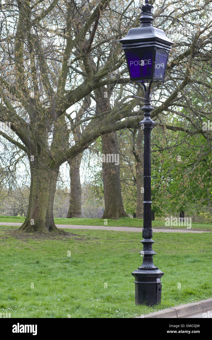 Lampe de police dans la région de Hyde Park Londres Banque D'Images