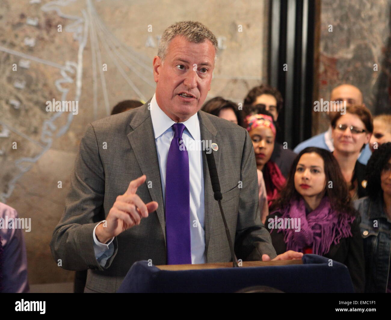 Les représentants de la ville lumière pourpre de l'Empire State Building en l'honneur du Mois de la sensibilisation à la violence domestique national comprend : le maire Bill De Blasio Où : New York City, New York, United States Quand : 15 Oct 2014 Banque D'Images