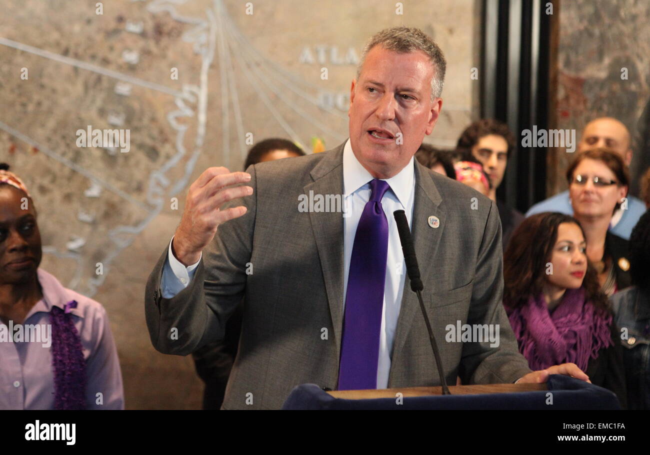 Les représentants de la ville lumière pourpre de l'Empire State Building en l'honneur du Mois de la sensibilisation à la violence domestique national comprend : le maire Bill De Blasio Où : New York City, New York, United States Quand : 15 Oct 2014 Banque D'Images