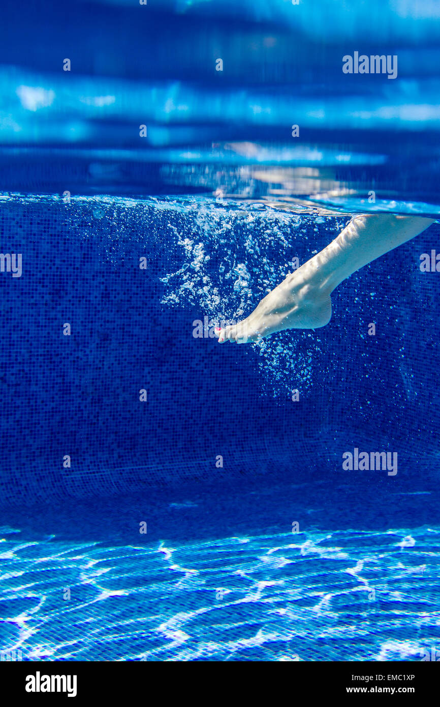 L'Espagne, le pied de la femme sous l'eau en mouvement dans une piscine Banque D'Images