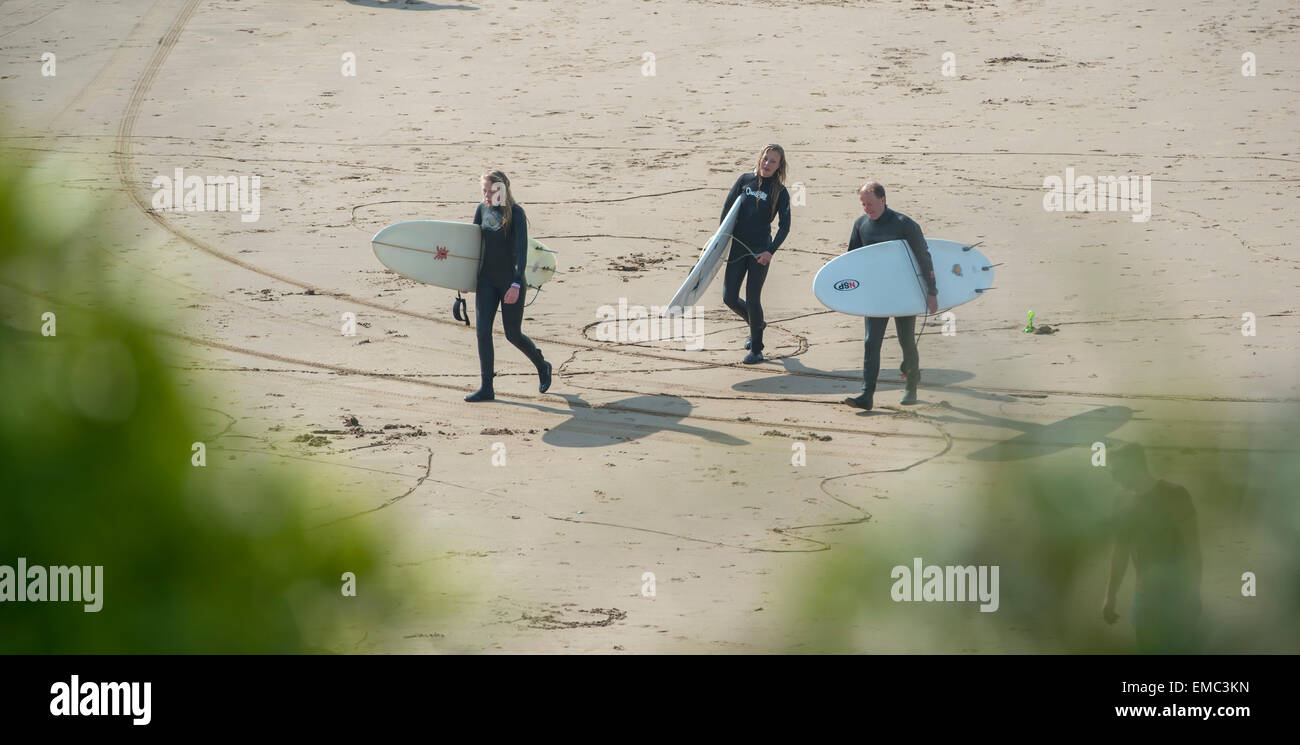 Les surfeurs à pied le long de la plage de Woolacombe, Devon élue meilleure plage de TripAdvisor 2016 UK Banque D'Images