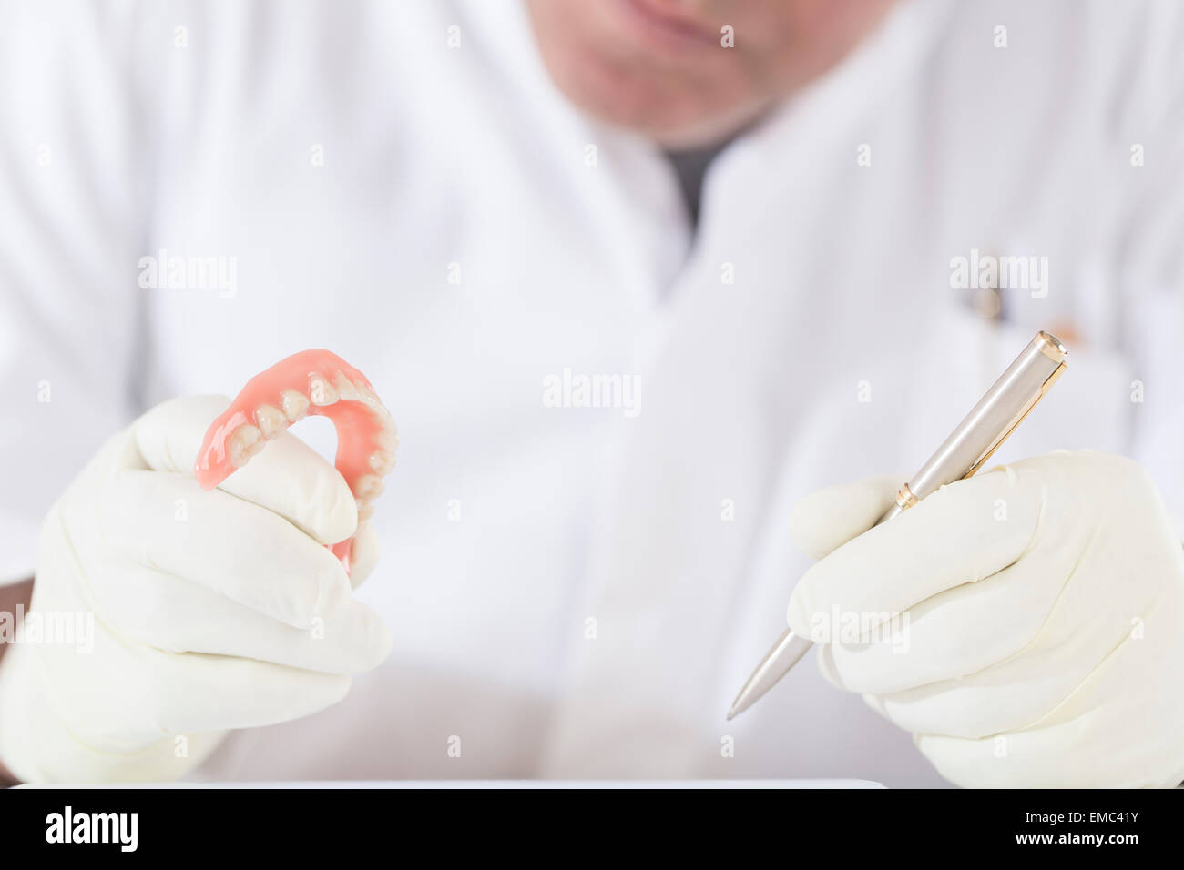 L'examen de technicien dentaire dentier Banque D'Images