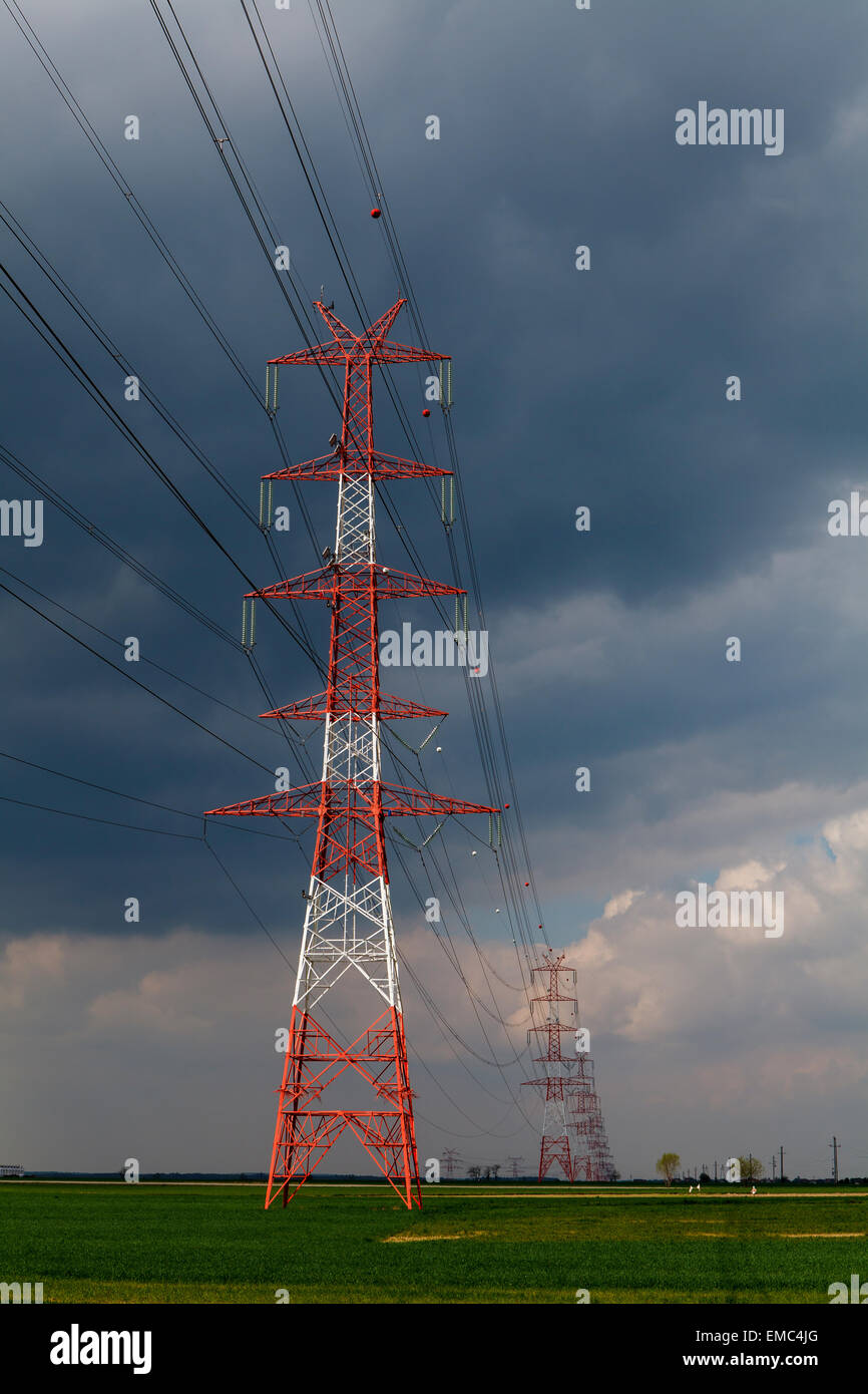 Pôle électricité sous ciel nuageux Banque D'Images