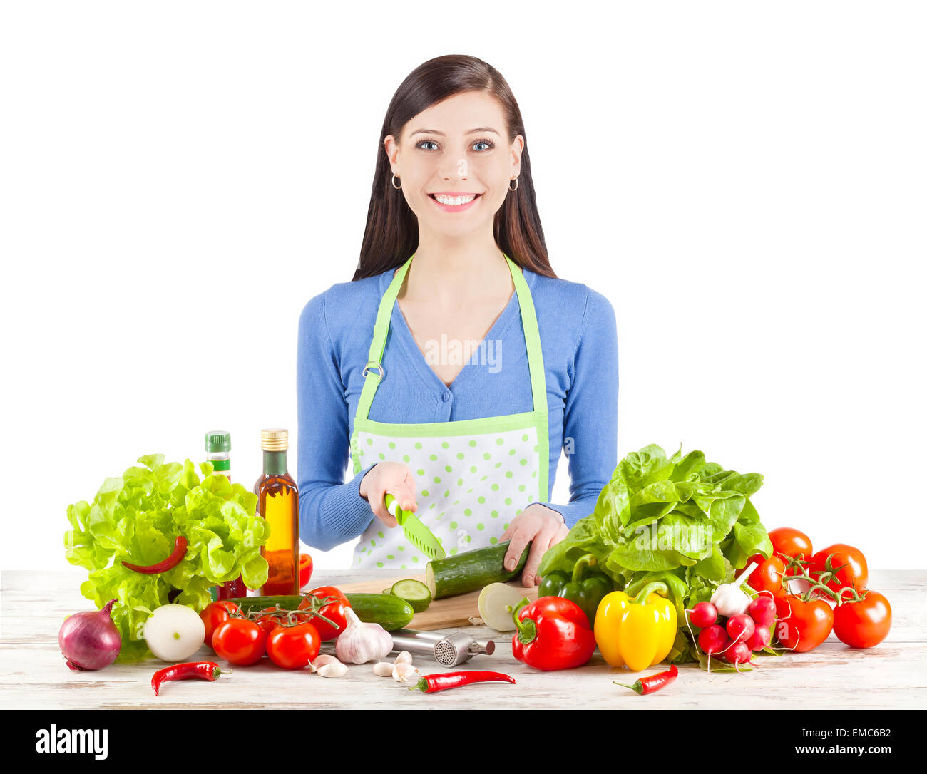 Jeune femme de la préparation de la salade. L'alimentation saine et l'alimentation de concept. Isolé sur blanc. Banque D'Images