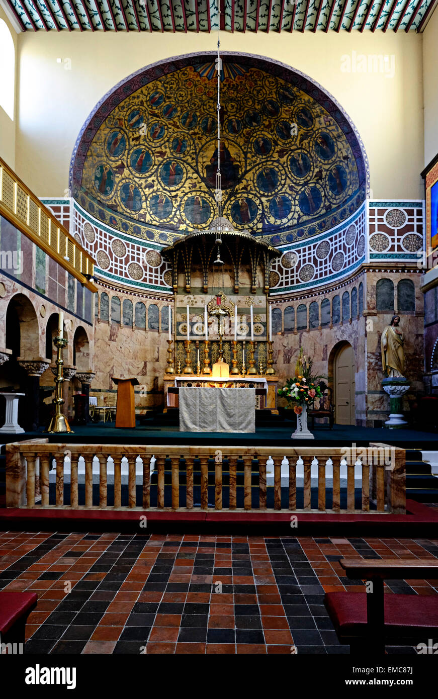 Église de l'Université catholique de Dublin Irlande l'intérieur. Fondée par le Cardinal Newman en 1856 à Dublin en Irlande Banque D'Images