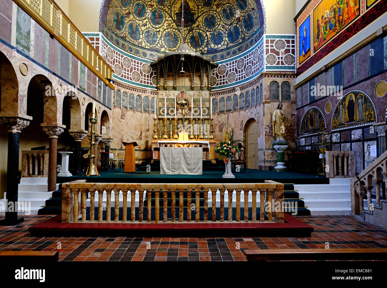 Église de l'Université catholique de Dublin Irlande l'intérieur. Fondée par le Cardinal Newman en 1856 à Dublin en Irlande Banque D'Images