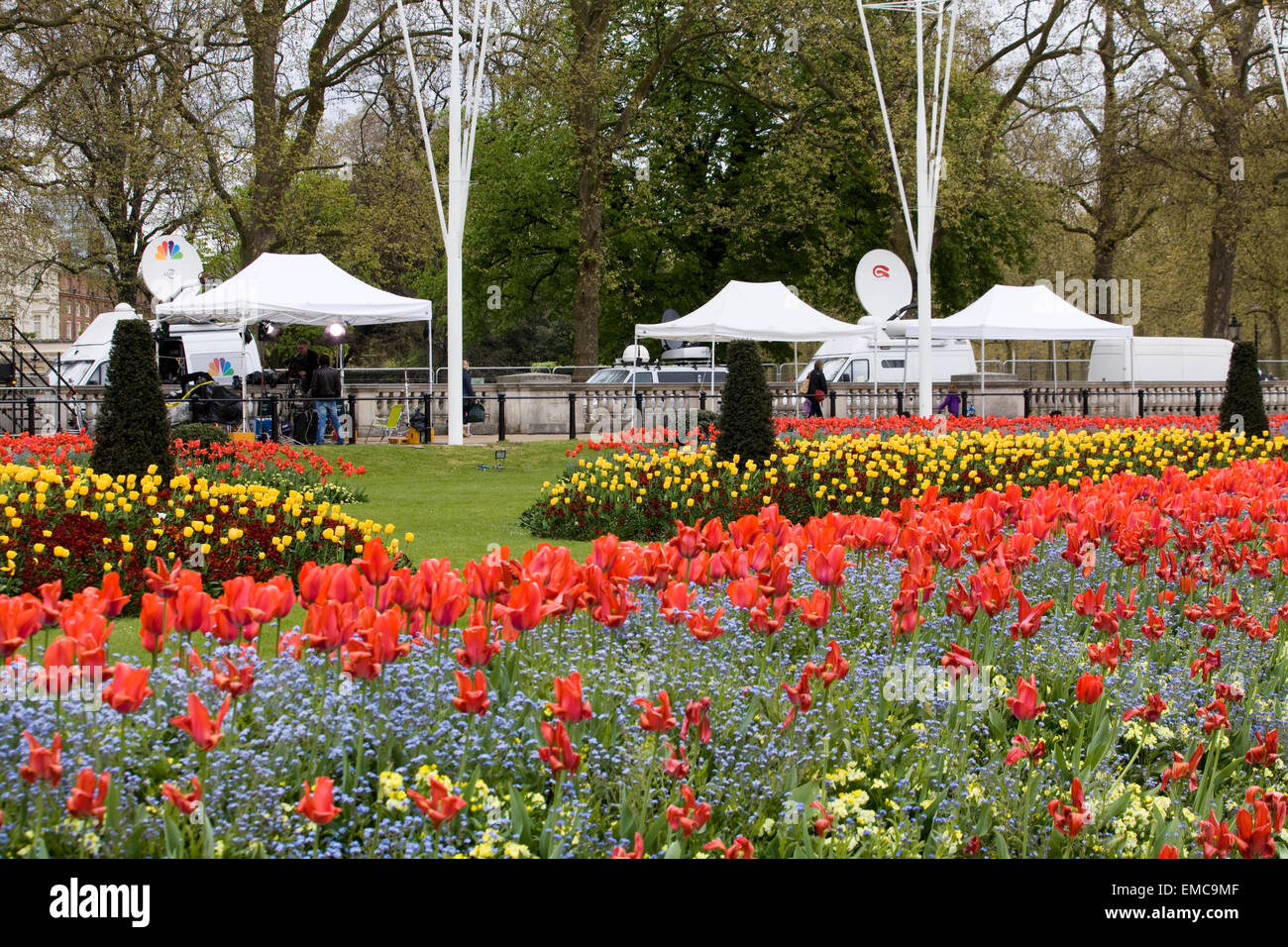 Les équipes de nouvelles en attente de la naissance du bébé royal à Buckingham Palace Londres Banque D'Images