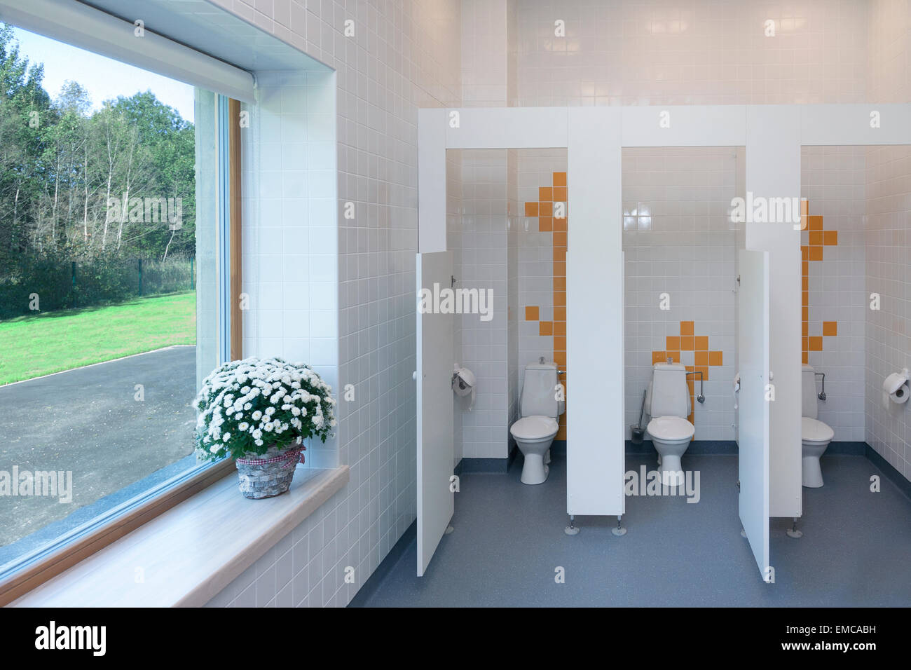 L Estonie De Toilettes Dans Une Ecole Maternelle Nouvellement Construite Photo Stock Alamy