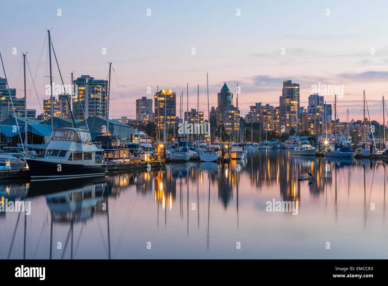 Canada, Colombie-Britannique, Vancouver, Skyline at Dusk comme vu du Parc Stanley Banque D'Images