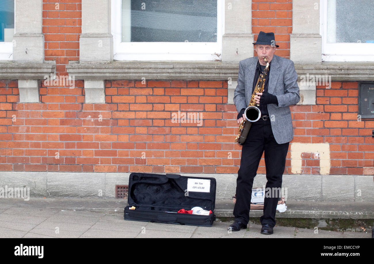 Un musicien ambulant de rue jouant un saxophone ténor Banque D'Images