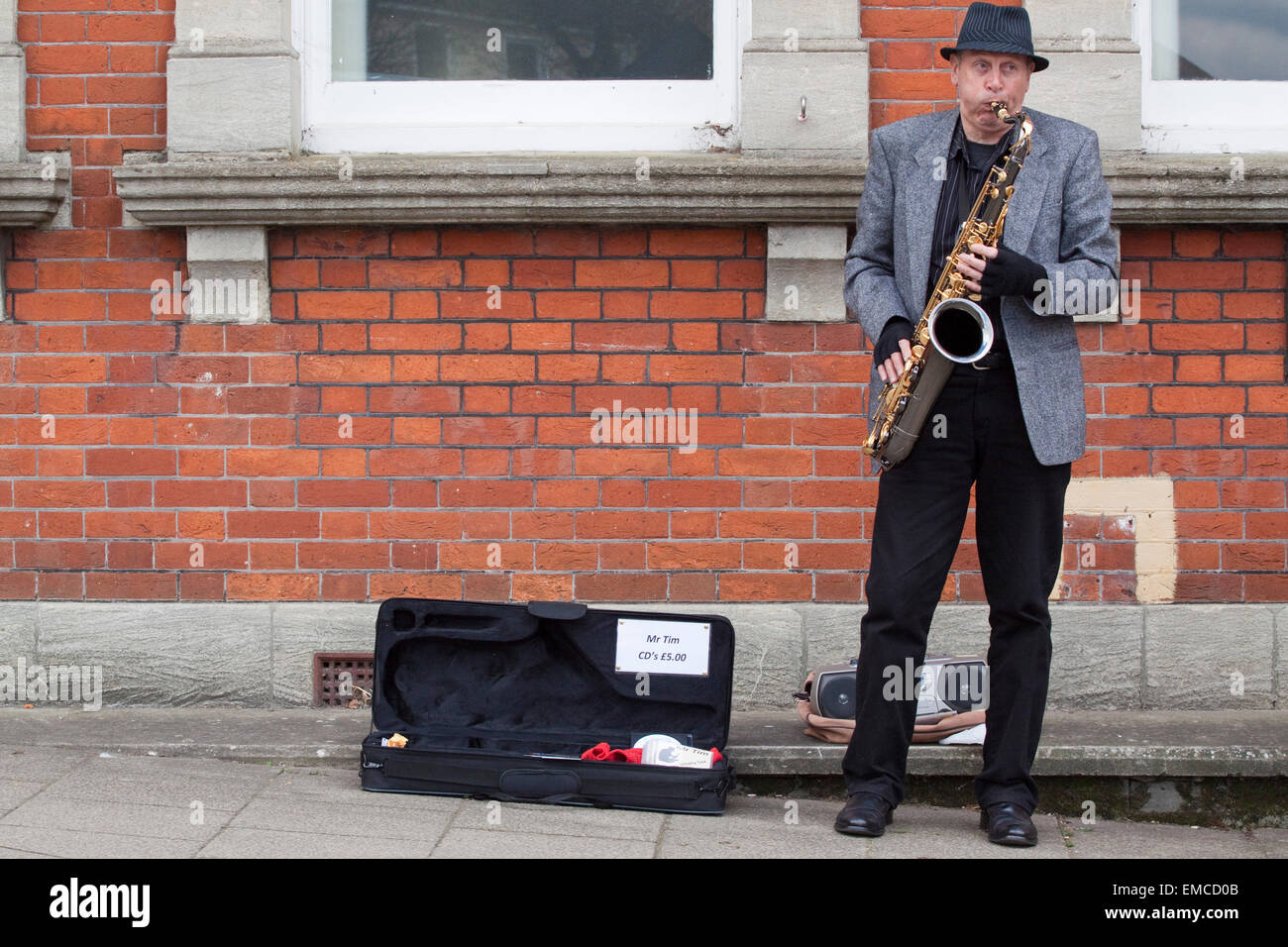 Un musicien ambulant de rue jouant un saxophone ténor Banque D'Images