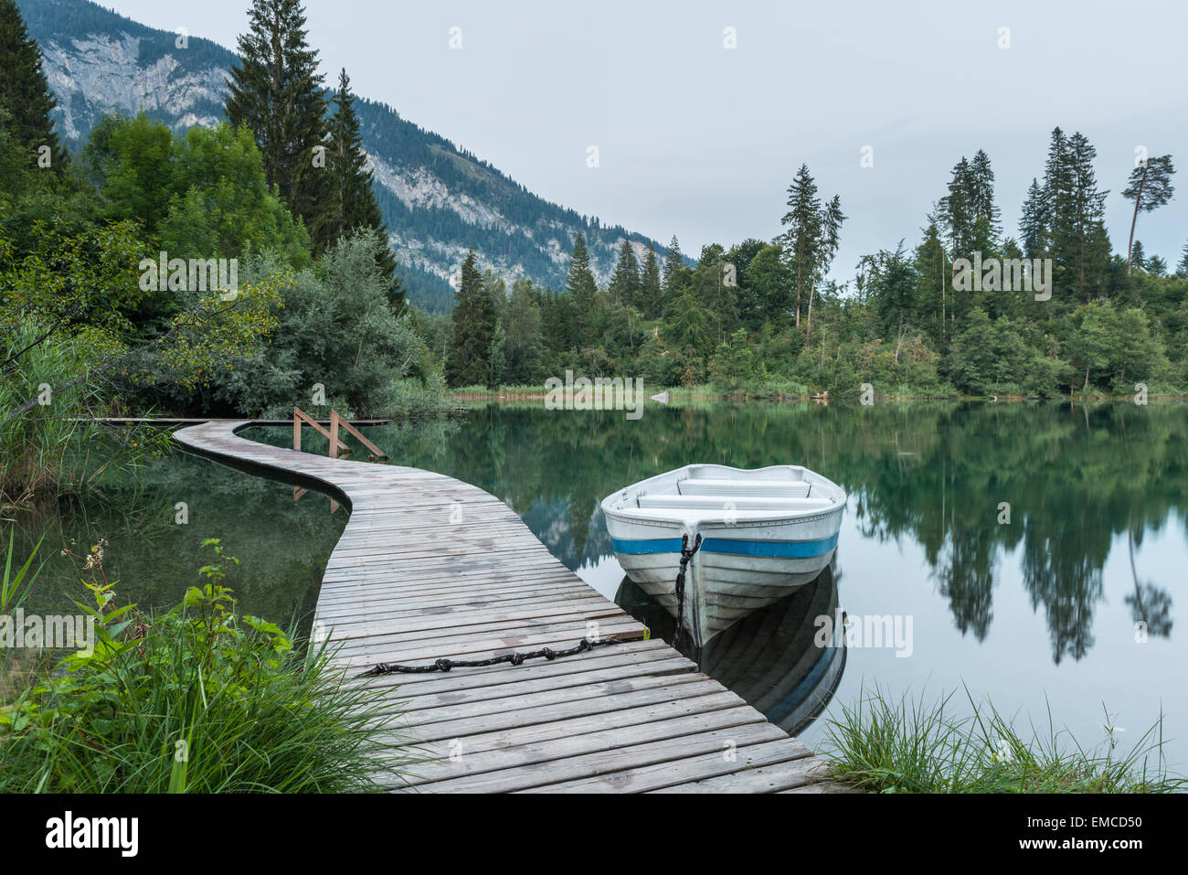 La Suisse, Grisons, lac Cresta, promenade en bois et voile Banque D'Images