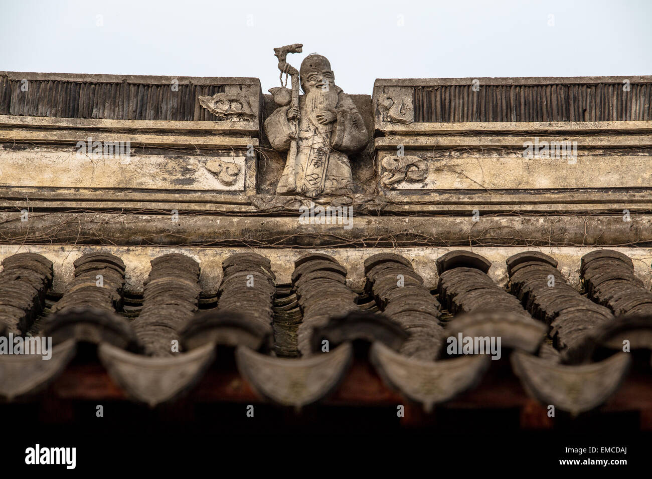 Dieu de la longévité en pierre statue sur pavillon chinois Banque D'Images