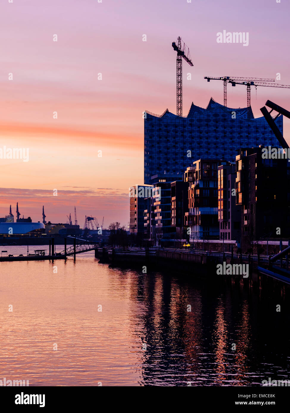 Allemagne, Hambourg, vue depuis le Marco Polo des terrasses pour l'Elbe Philharmonic Hall at Dusk Banque D'Images