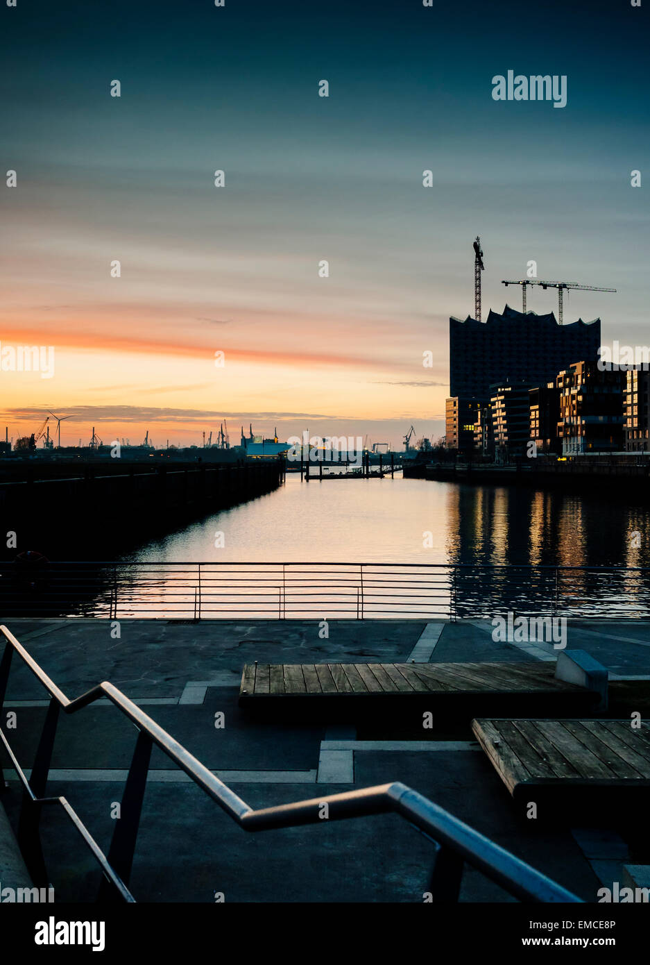 Allemagne, Hambourg, vue depuis le Marco Polo des terrasses pour l'Elbe Philharmonic Hall at Dusk Banque D'Images