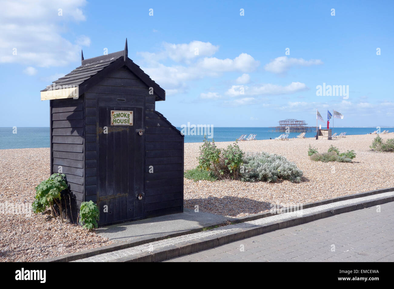 La fumée de la maison sur la plage de Brighton est utilisé pour conserver le poisson, Brighton, England, UK Banque D'Images
