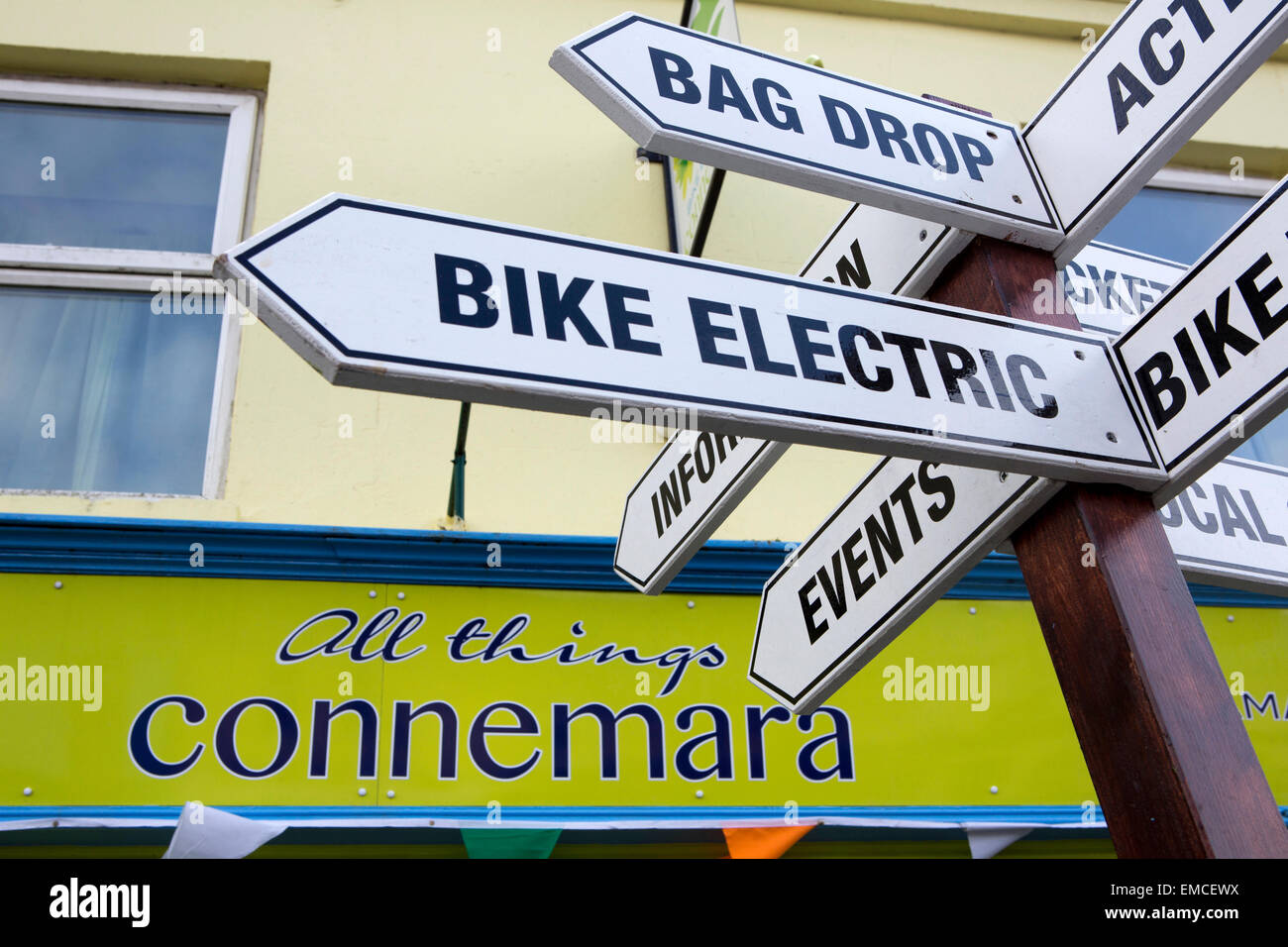 L'Irlande, Galway, le Connemara, la Clifden, Connemara toutes choses shop & panneaux d'information Banque D'Images