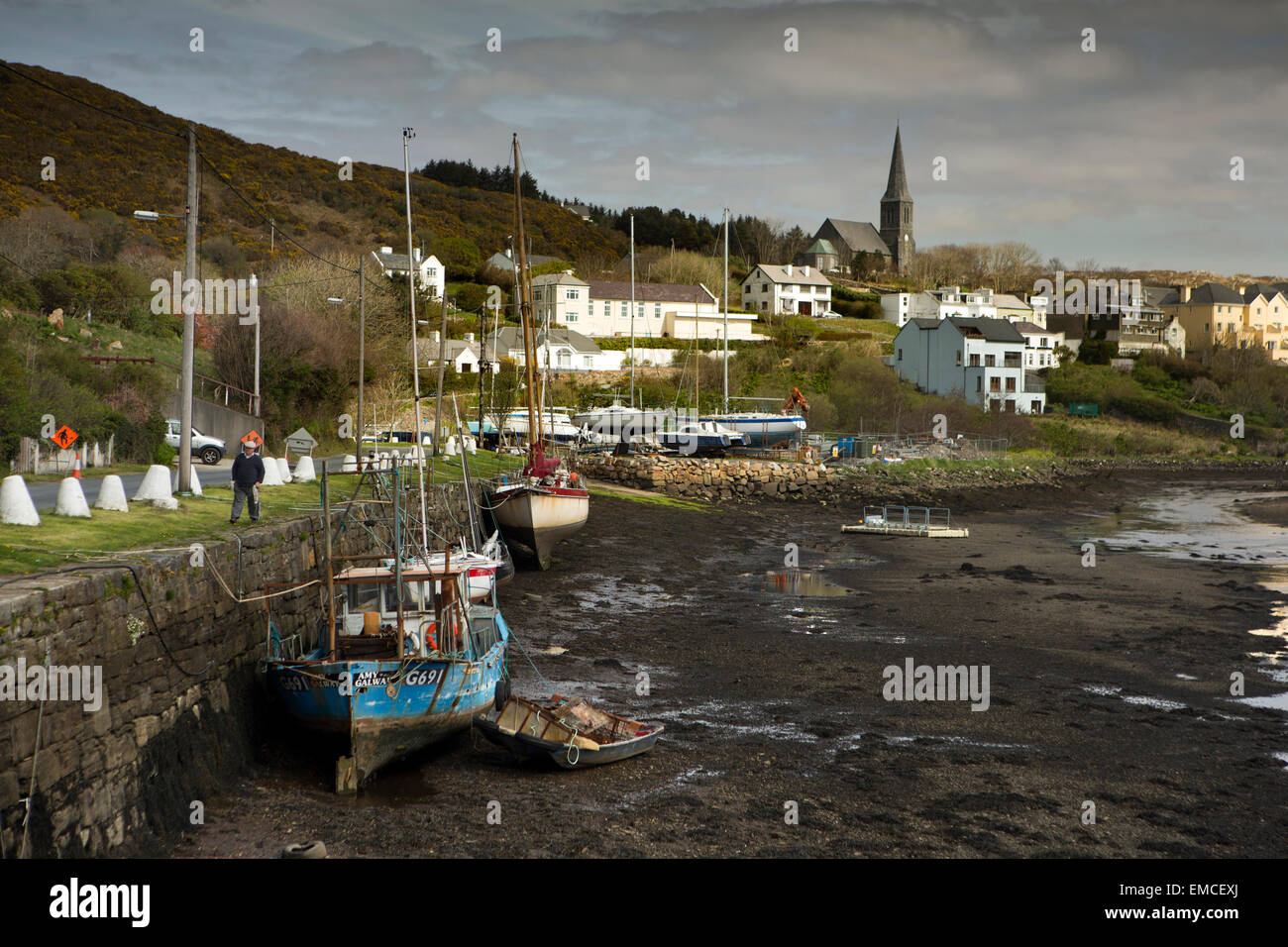 L'Irlande, Co Galway, le Connemara, de bateaux de pêche dans le port de Clifden à marée basse Banque D'Images