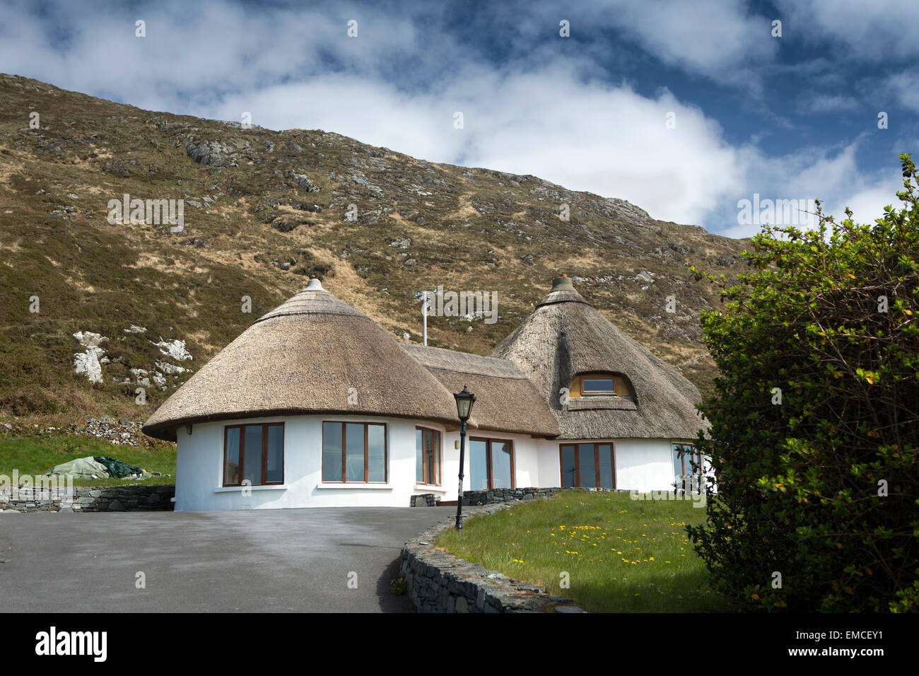 L'Irlande, Galway, le Connemara, Co, Clifden Sky Road, nouvelle maison construite avec toit de chaume coniques Banque D'Images