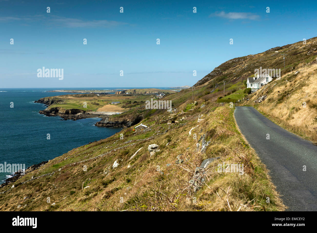 L'Irlande, Galway, le Connemara, Co, Clifden Sky Road, maison isolée donnant sur la côte Atlantique Banque D'Images