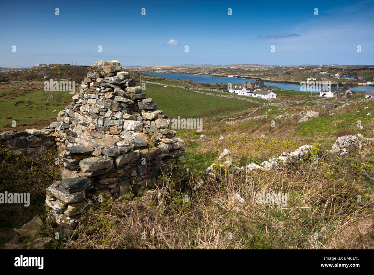 L'Irlande, Galway, le Connemara, Co, Clifden Sky Road, Knockbaun cottage en pierre, de l'épave Banque D'Images