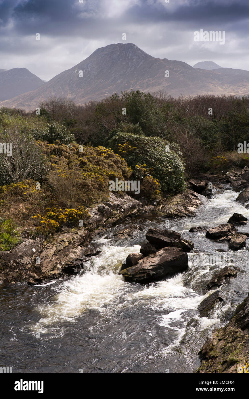 L'Irlande, Galway, le Connemara, Co Letterfrack, Dawros rivière coulant de Connemara National Park Banque D'Images