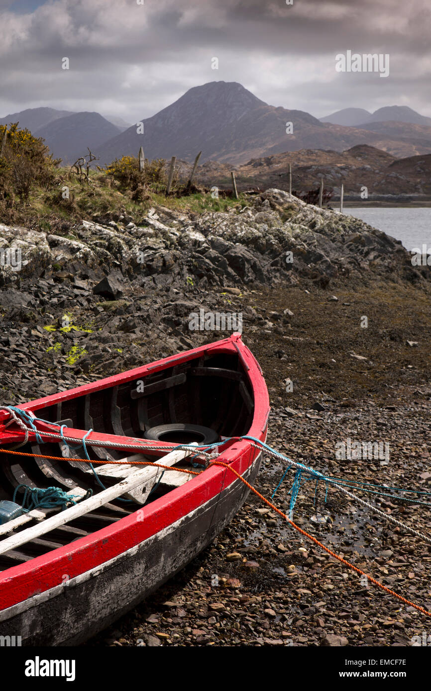 L'Irlande, Co Galway, le Connemara Loop, Lettermore, rouge bateau amarré à côté de Ballynakill Harbour Banque D'Images