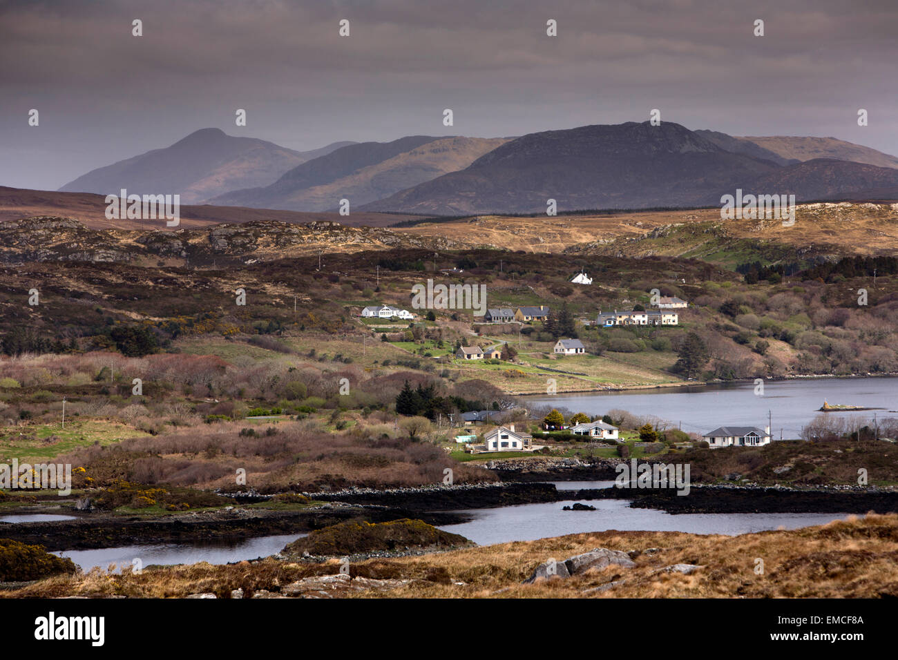 L'Irlande, Galway, le Connemara, Co Ballinaboy, vue sur l'entrée de la côtière les Twelve Bens Banque D'Images