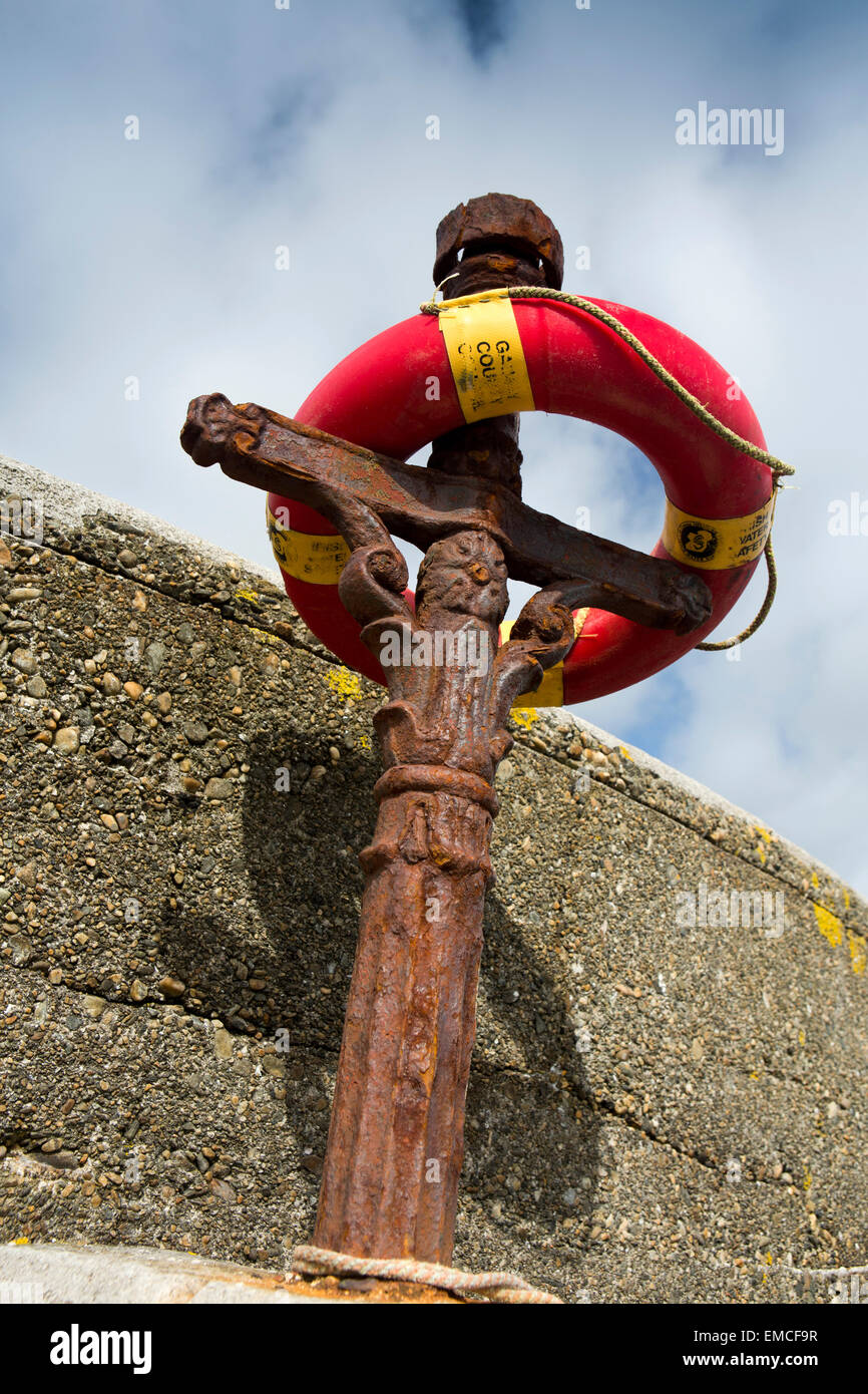 L'Irlande, Galway, le Connemara, la port de Cleggan, vie courroie sur crucifix comme support de lampe Banque D'Images