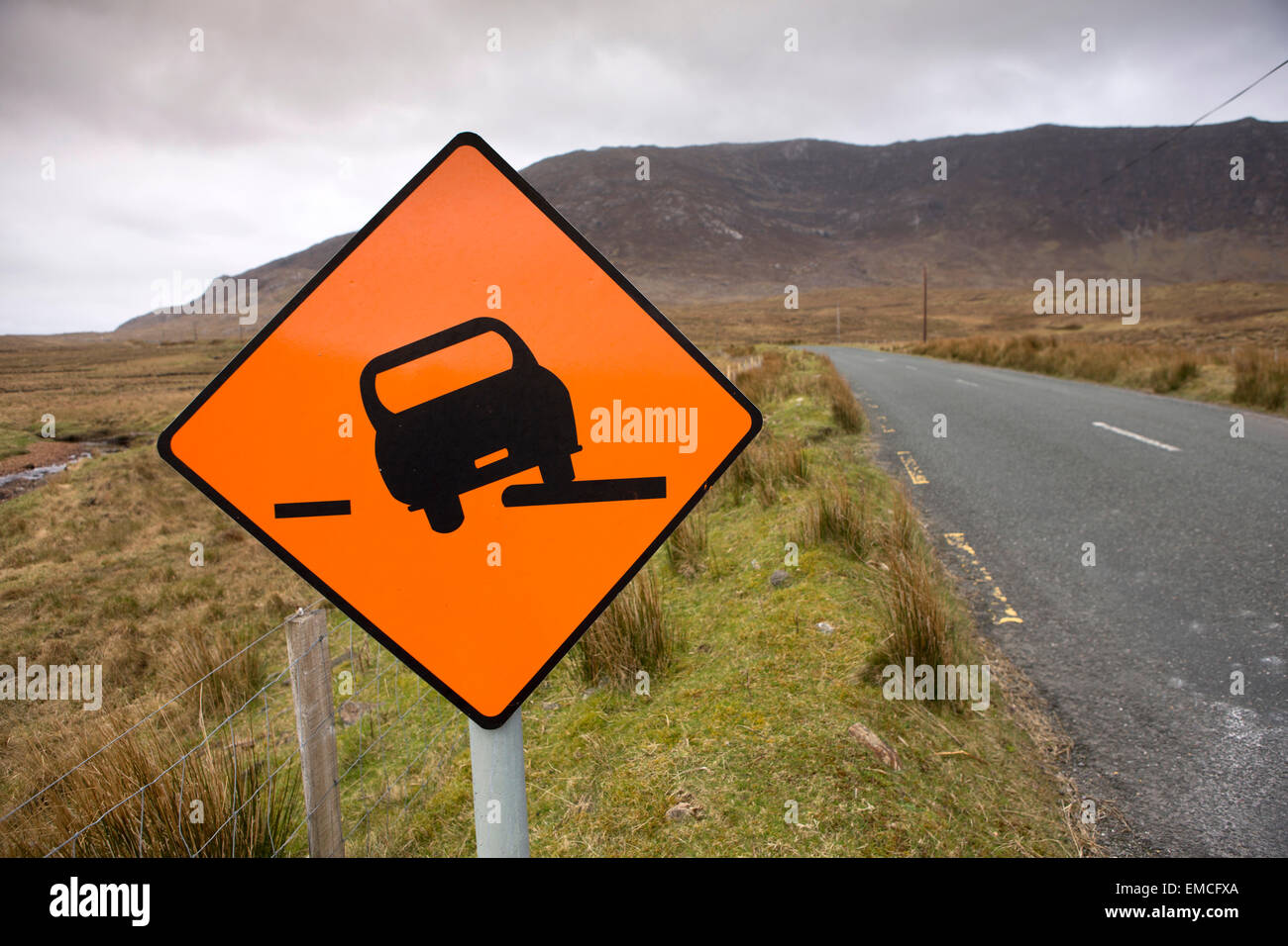 L'Irlande, Galway, le Connemara, Co Maumturk Mountains, danger soft verges, terres marécageuses road sign Banque D'Images