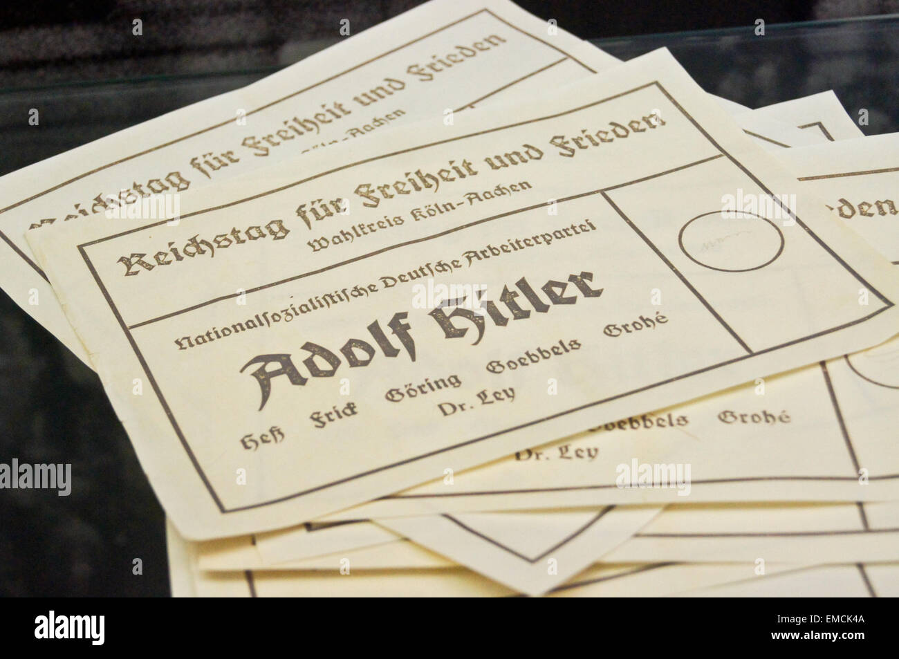Un bulletin de vote pour le Reichstag avec Adolf Hitler en tant que seul candidat, 1933, Stadtmuseum, Koln, Nordrhein-Westfalen, Allemagne Banque D'Images