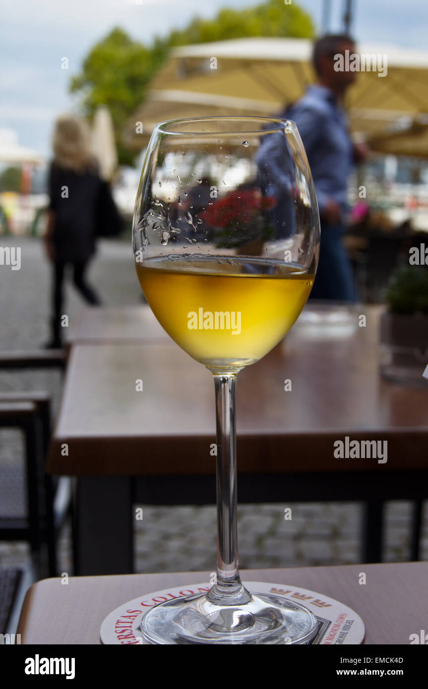 Un verre de vin blanc Riesling Mosel réfrigérés à Stapelhäuschen bar, Koln, Nordrhein-Westfalen, Allemagne Banque D'Images