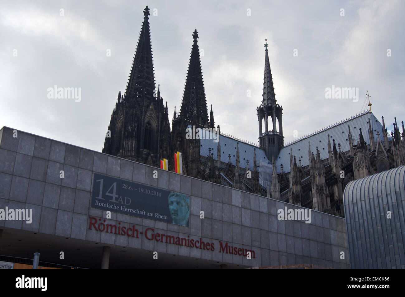 La cathédrale de Cologne, la bannière d'exposition 'la domination romaine sur le Rhin", musée romain-germanique, Köln, Nordrhein-Westfalen, Allemagne Banque D'Images