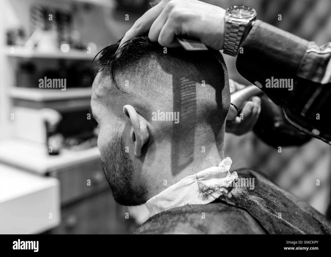 Coiffure de jeune homme à la tête dans un salon de coiffure Banque D'Images