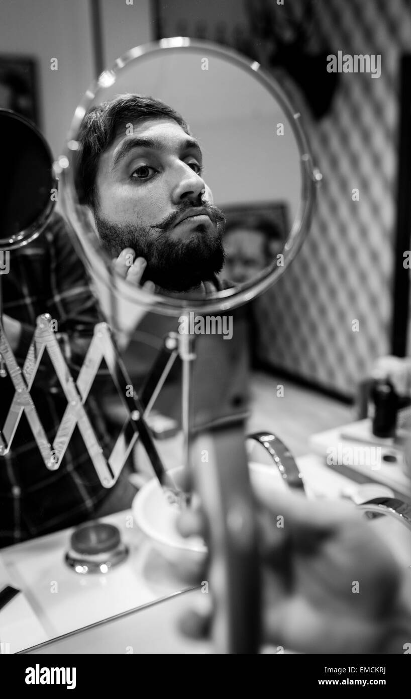 Image miroir de client dans un salon de coiffure Banque D'Images