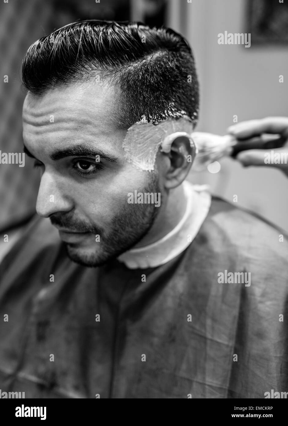Coiffure L'application de la mousse sur la tête de l'homme Banque D'Images