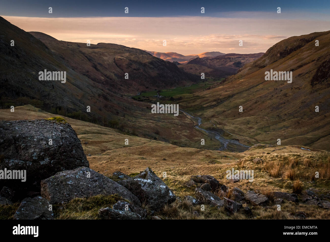 Vues à la baisse de Seathwaite lorsque le soleil se couche sur Skiddaw et Blencathra dans la distance Banque D'Images