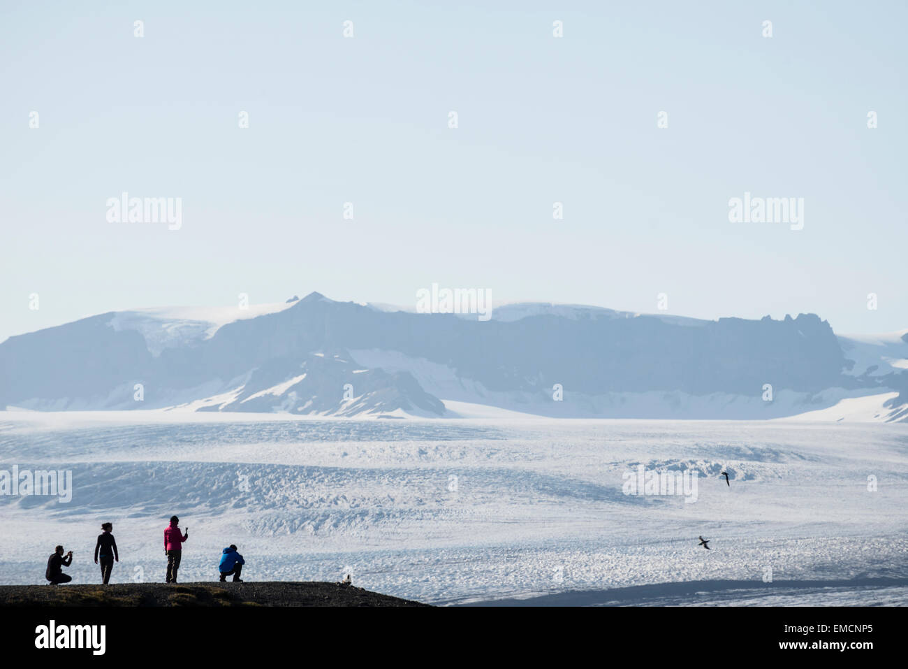 Island, le parc national de Skaftafell, touristes photographiant lagune glaciaire Jokulsarlon Banque D'Images