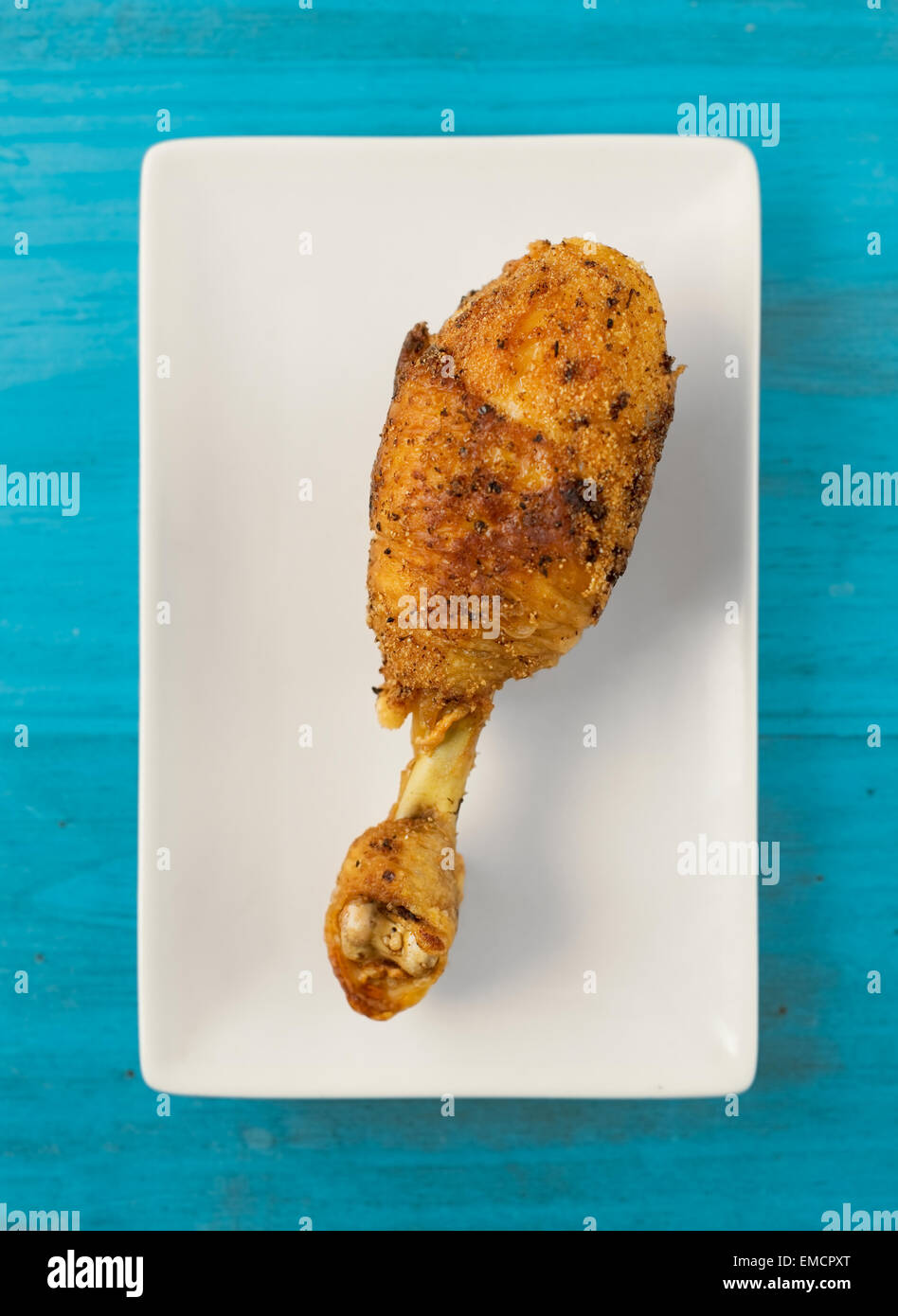 Fried chicken leg sur plaque blanche. Banque D'Images