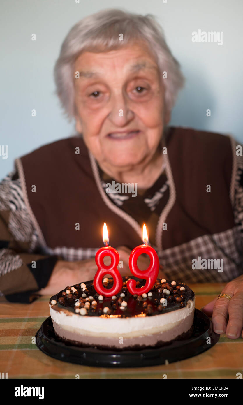 Vieille Femme Celebre Son e Anniversaire Photo Stock Alamy