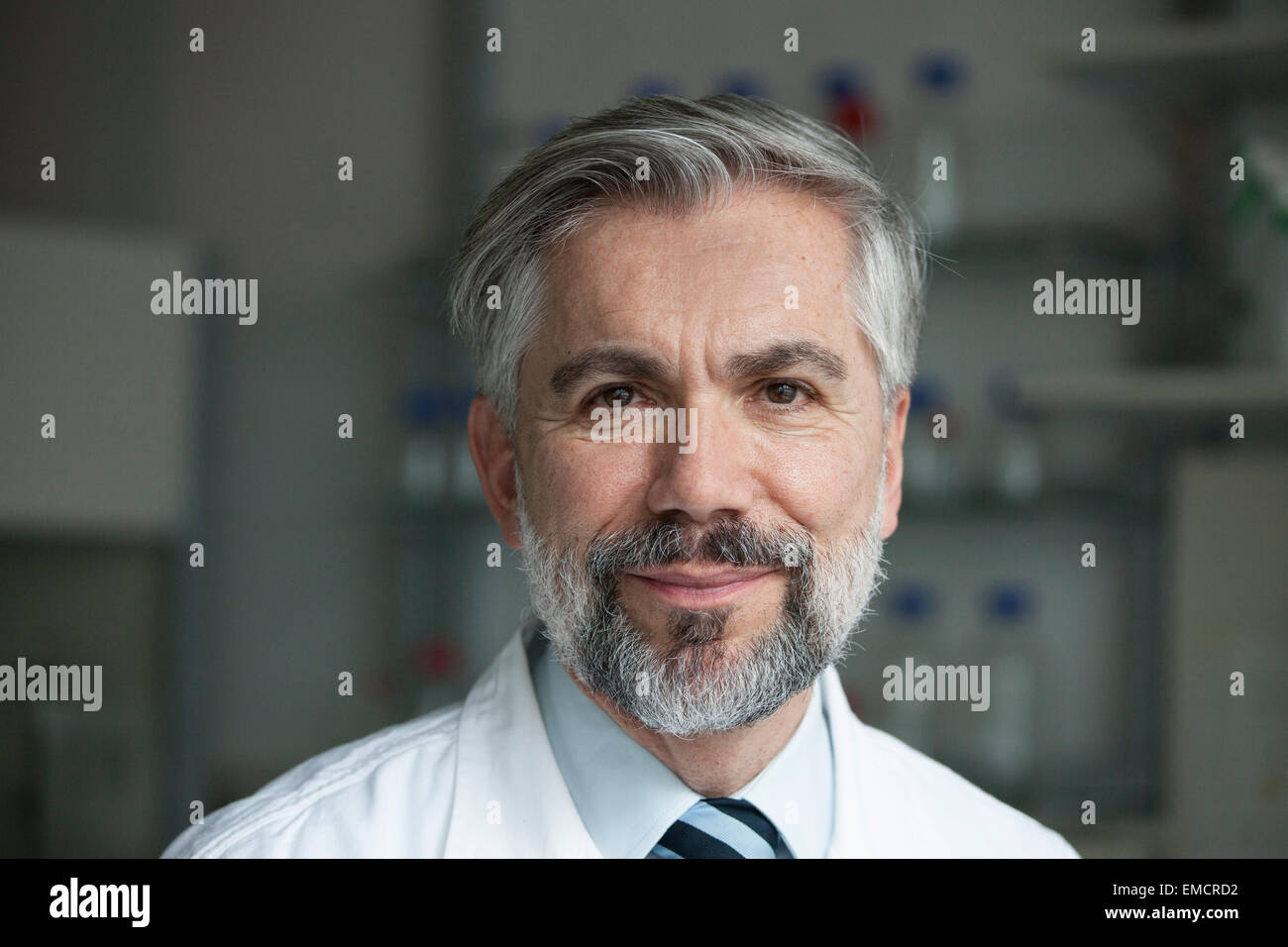 Portrait of smiling scientist Banque D'Images