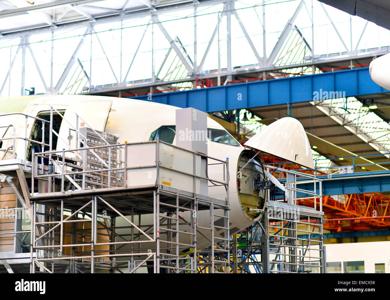 La construction de l'avion dans un hangar Banque D'Images