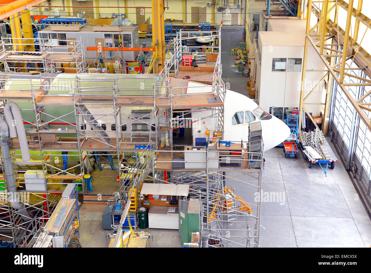 La construction de l'avion dans un hangar Banque D'Images