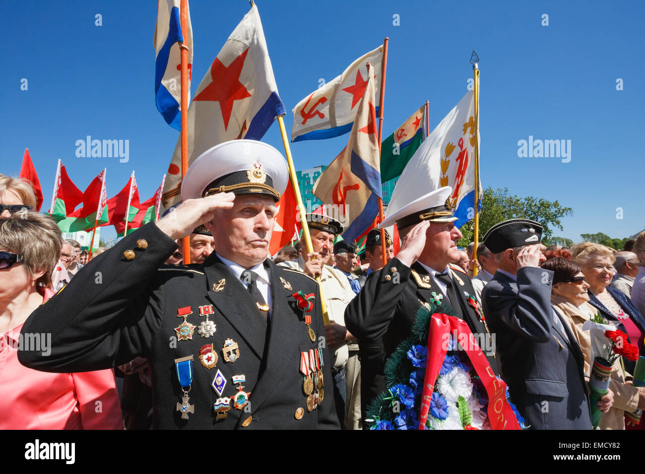 Dobrush région de Gomel (Bélarus), - le 9 mai 2014 : biélorusse non identifiés d'anciens combattants défilent tiennent des couronnes et des drapeaux de la G Banque D'Images