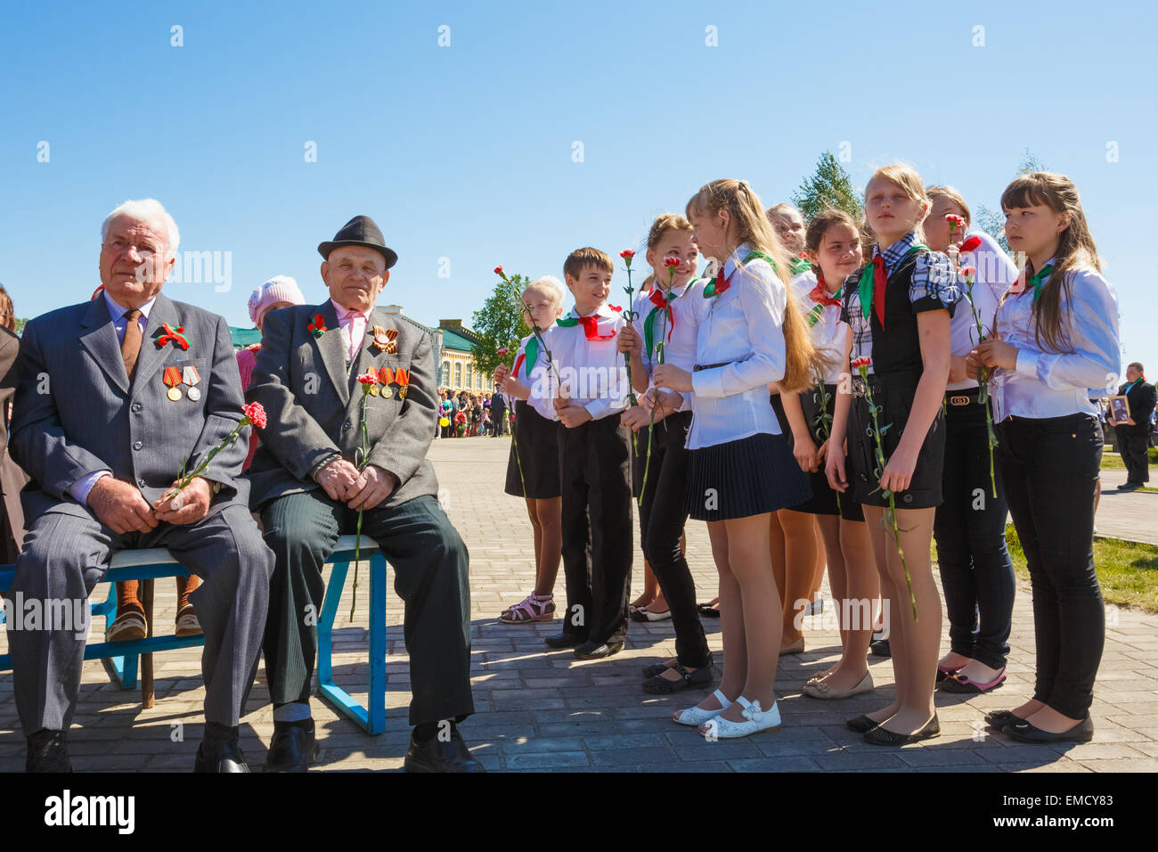 Dobrush région de Gomel (Bélarus), - le 9 mai 2014 : les agents non identifiés au cours de la célébration du Jour de la victoire. Banque D'Images