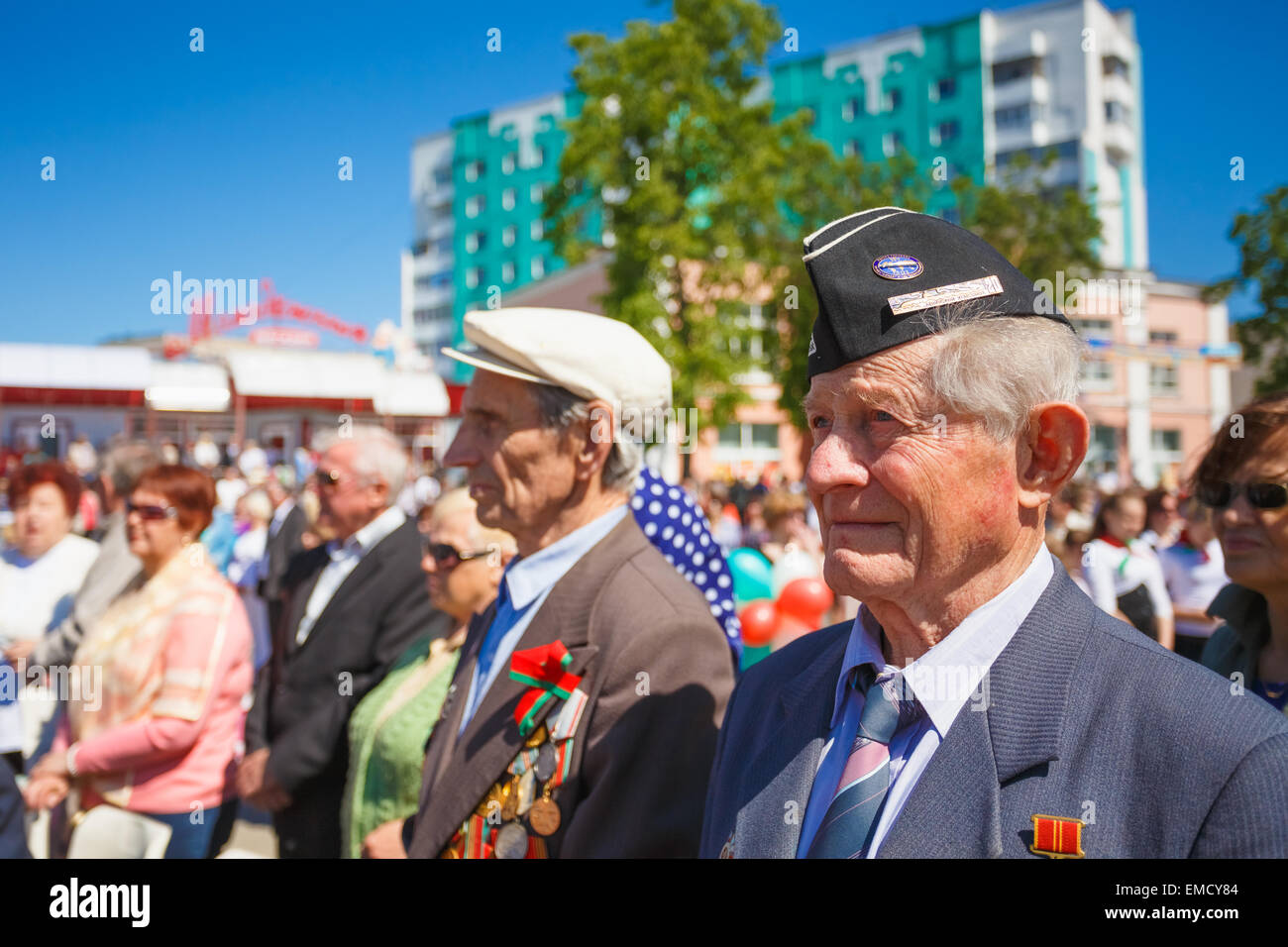 Dobrush région de Gomel (Bélarus), - le 9 mai 2014 : anciens combattants biélorusse non identifiés sur le défilé de la Grande Guerre Patriotique le jour de la Victoire Banque D'Images